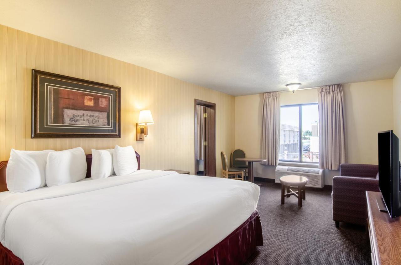 Americas Best Value Inn & Suites Ft Collins E At I-25 Fort Collins Exterior photo